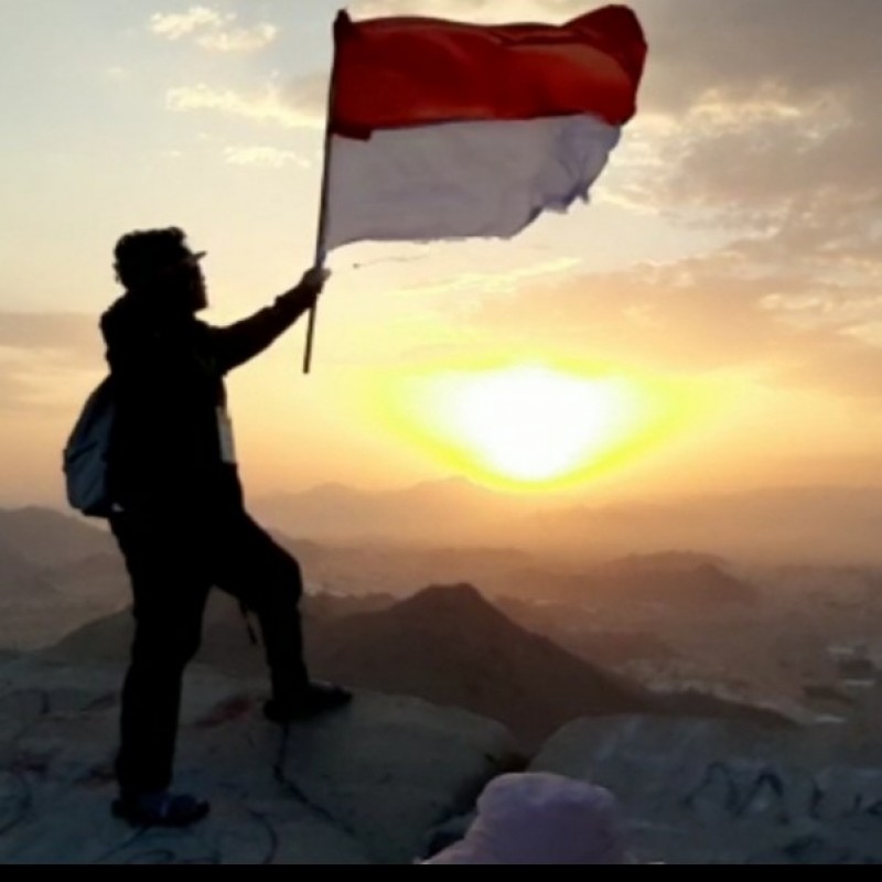 Peringati HUT Ke-74 RI, Santri ini Kibarkan Sang Merah Putih di Jabal Nur Makkah