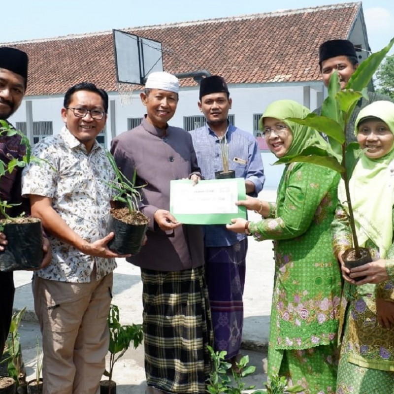 Muslimat NU Beri Dana Stimulan untuk Program Kebun Sehat di Pesantren