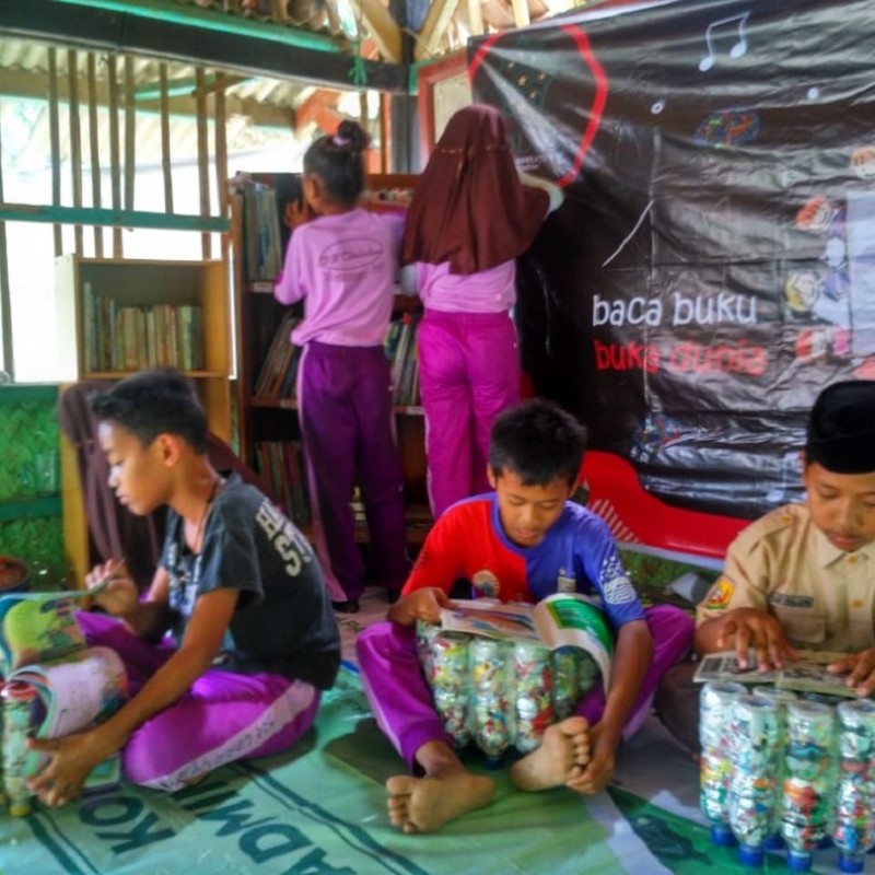 Mahasiswa Unusia Kenalkan Pengelolaan Ekobrik di Desa Wisata Ligarmukti Bogor