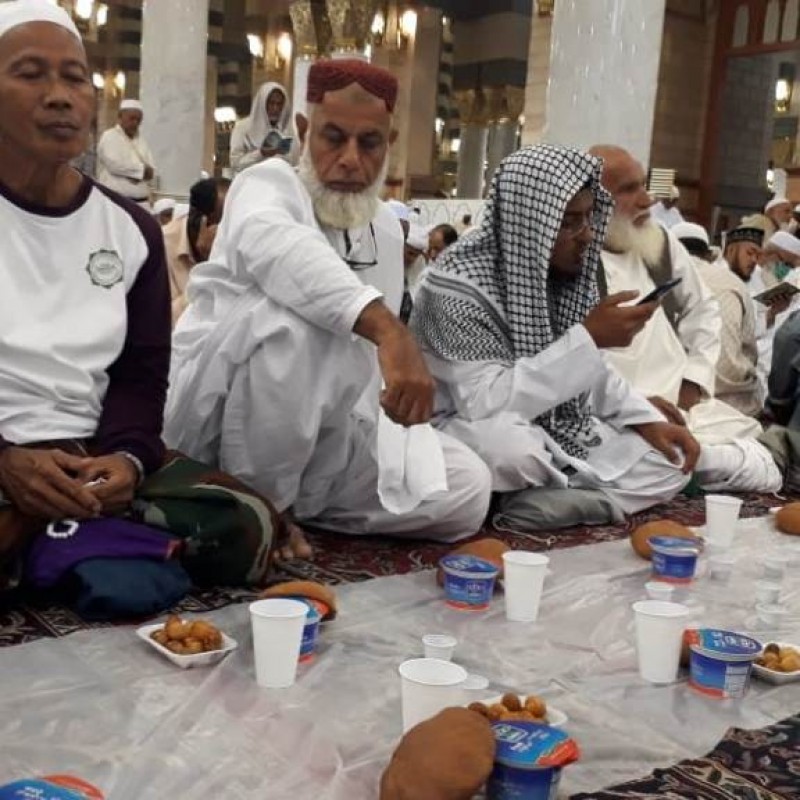 Menikmati Laban dan Roti Tamis dalam Tradisi Fatrah di Masjid Nabawi