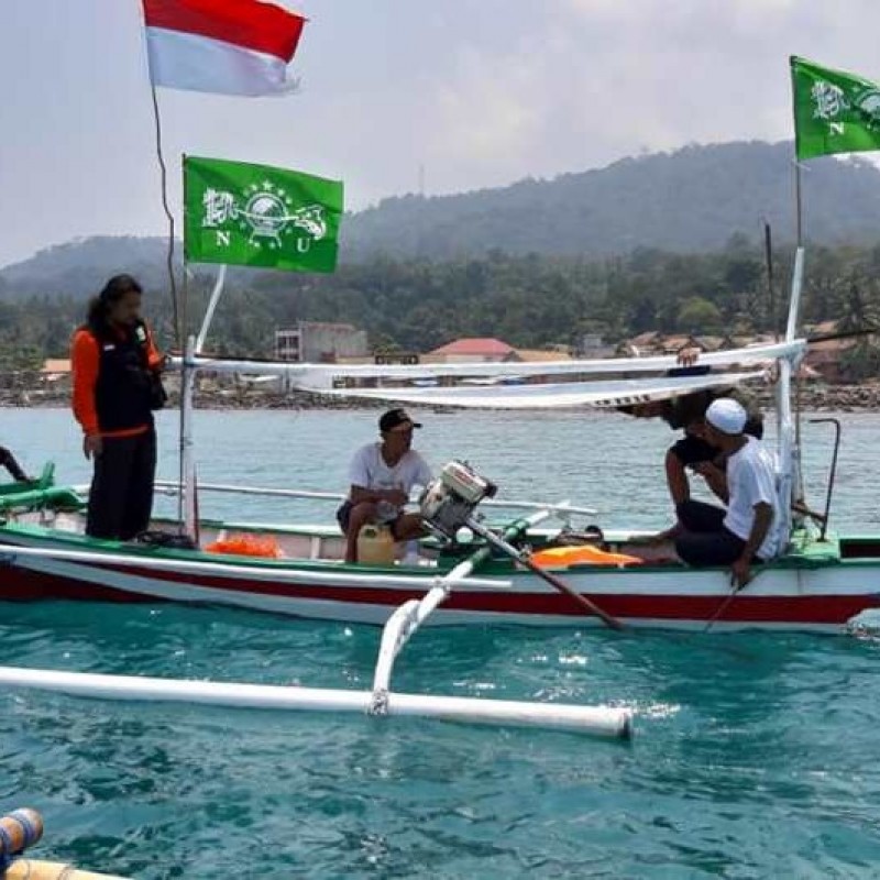 NU Care Salurkan Bantuan Perahu Nelayan untuk Warga Lampung Selatan