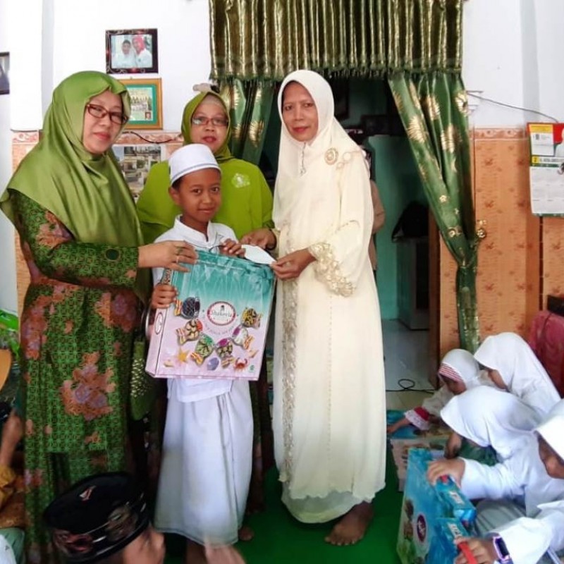 Muslimat NU di Widang Tuban Berikan Bantuan Pendidikan