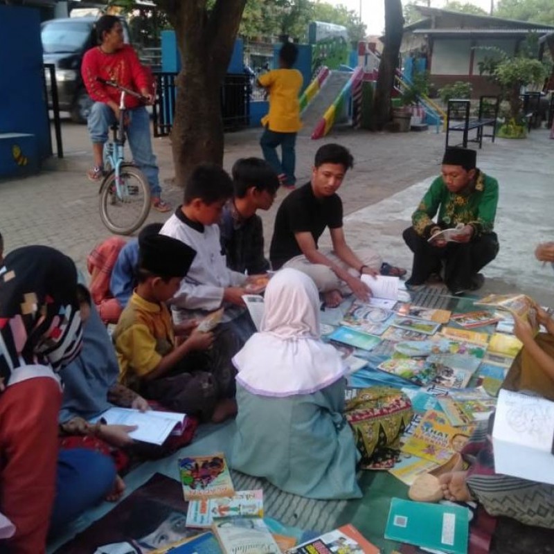 Gandeng Komunitas Literasi, Pelajar NU Mertapadawetan Cirebon Dongkrak Minat Baca Masyarakat
