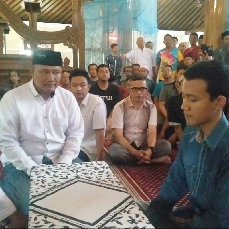 Rais NU Surakarta Bimbing Seorang Mualaf Masuk Islam