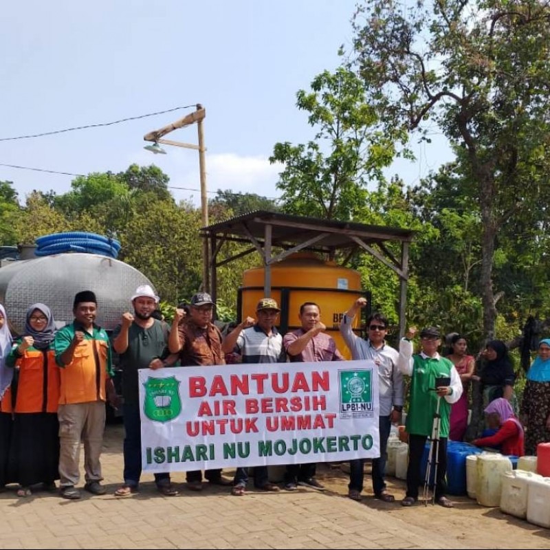 Kemarau Panjang, Ishari NU Mojokerto Kirim Air Bersih untuk Warga 