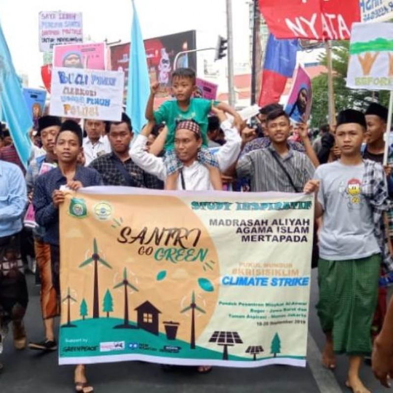 Ratusan Santri Patwa Cirebon Ramaikan Pawai 'Selamatkan Bumi dari Krisis Iklim'
