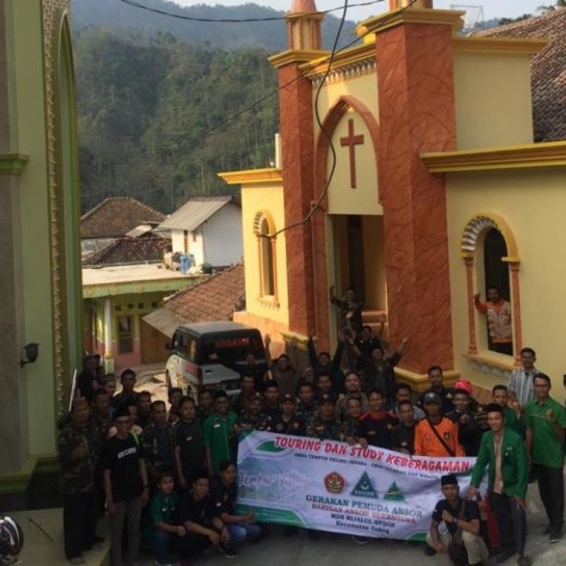Mengunjungi Masjid dan Gereja yang Berhadapan di Desa Tempur Jepara