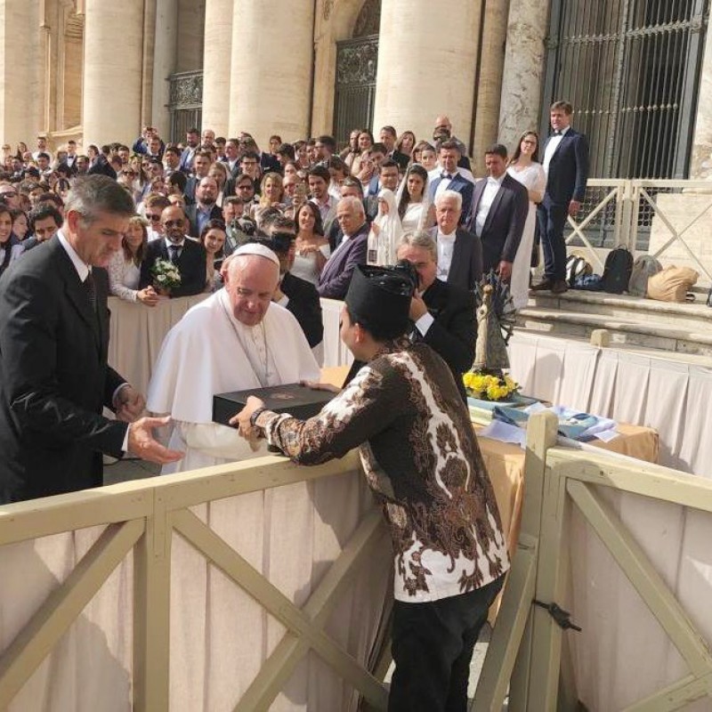 Bertemu Paus Fransiskus di Vatikan, Ketua Ansor Jateng Hadiahkan Batik