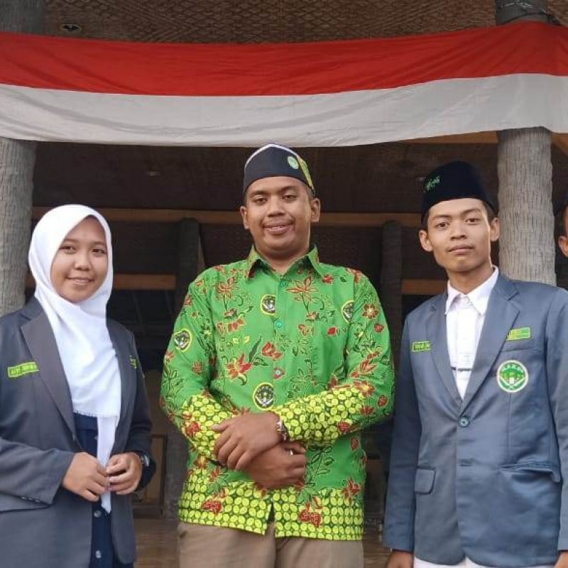 Tiba di Tegal, Zaenul Kader IPNU Surabaya Dihadiahi Batik Motif Tegalan