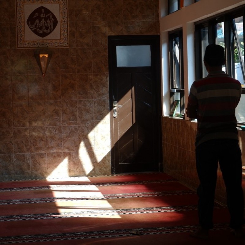 Bernazar Shalat di Masjid X, Bolehkah Dilaksanakan di Masjid Lain?