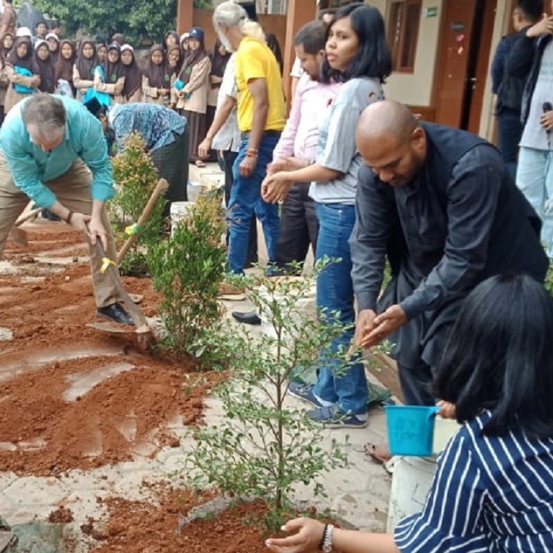 Kampanyekan Eco-Islam, Wahid Fundation-DW Indonesia Tanam Pohon di Pesantren Al-Tsaqafah