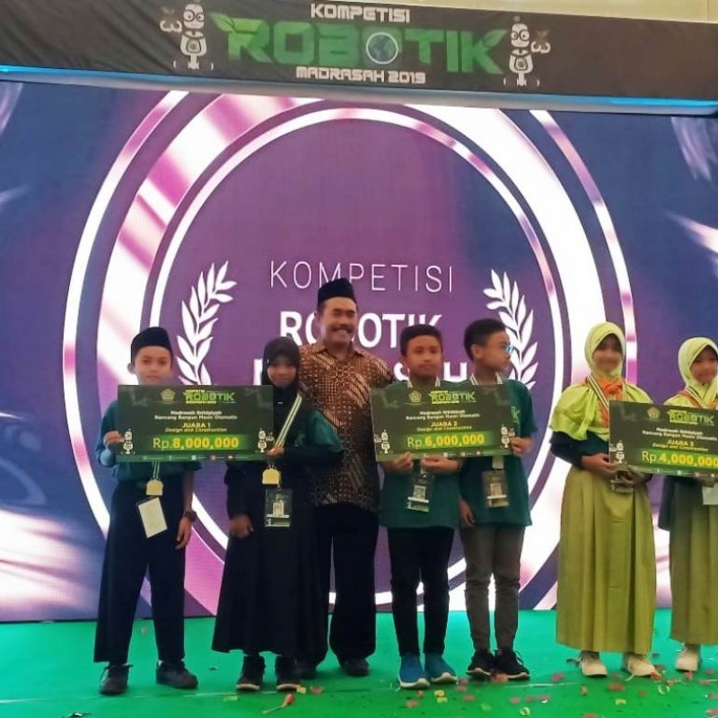 MI Darul Ulum Tuban Juara Pertama Kompetisi Robotik Madrasah Nasional