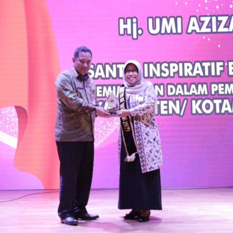 Bupati Tegal Terima Anugerah Santri of The Year 2019
