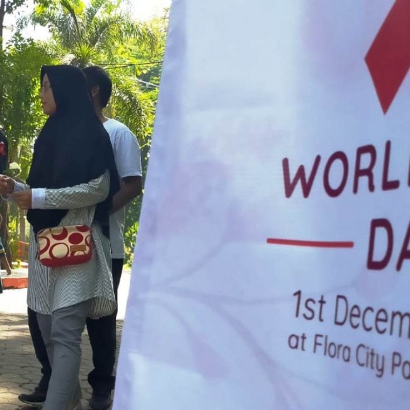 Peringati Hari AIDS, Mahasiswa UINSA Surabaya Bagikan Bunga 