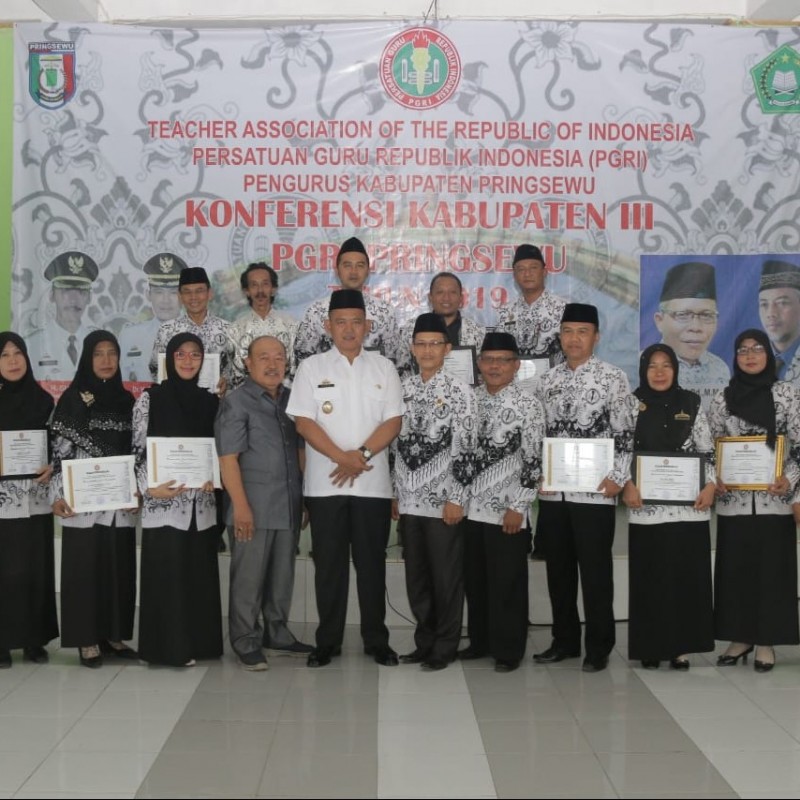 Enam Insan Madrasah Terima Penghargaan dari PGRI Pringsewu