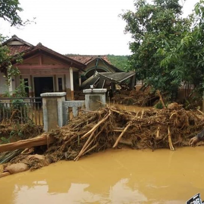 NU Lebak Bergotong Royong Bantu Warga Terdampak Banjir di Cipanas