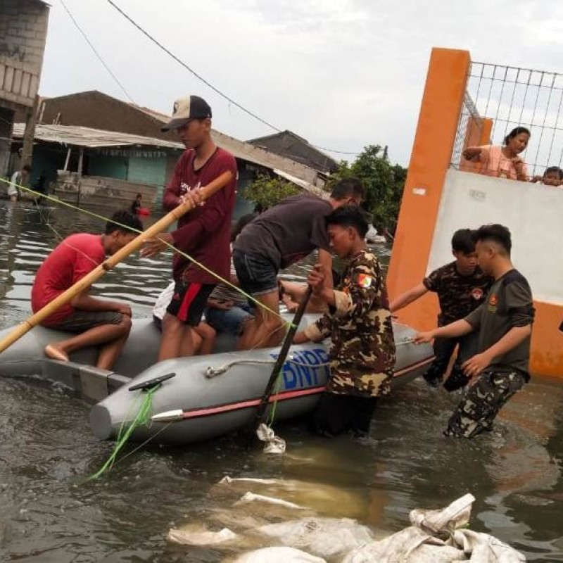Saat Anggota Banser Berjibaku Evakuasi Korban Banjir Jakarta
