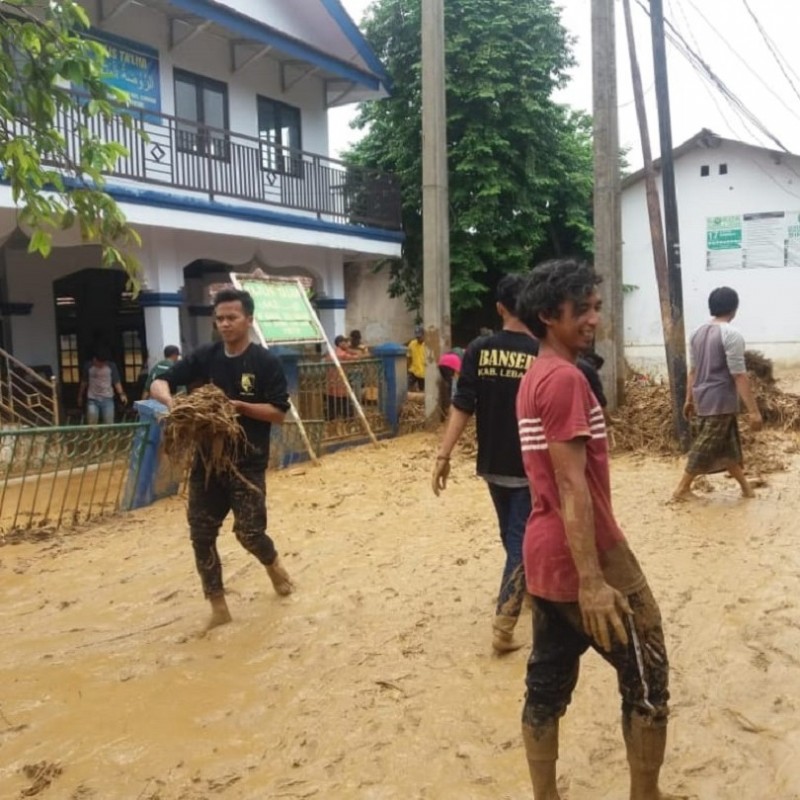 GP Ansor-Banser Lebak Bersihkan Masjid-Rumah Warga Akibat Banjir Bandang