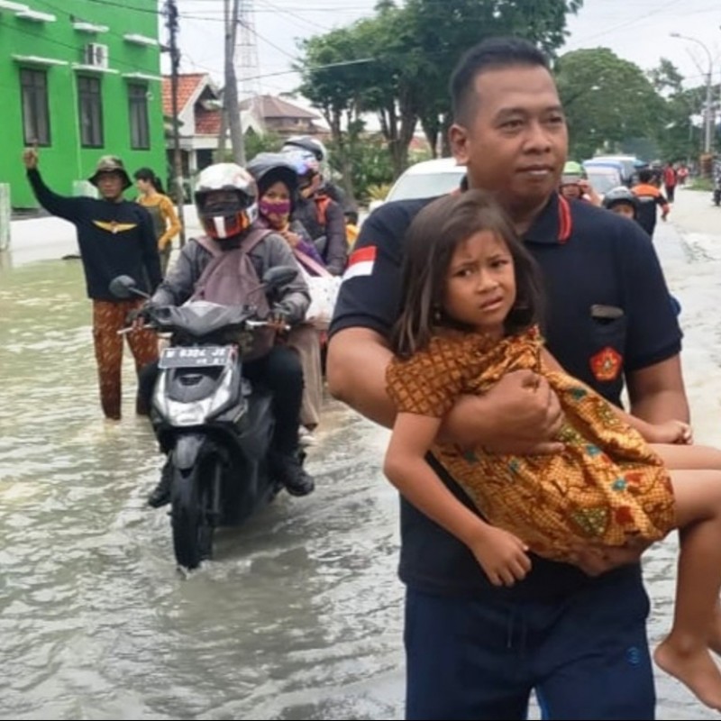 Banser dan CBP KPP IPNU-IPPNU Bantu Korban Banjir di Gresik