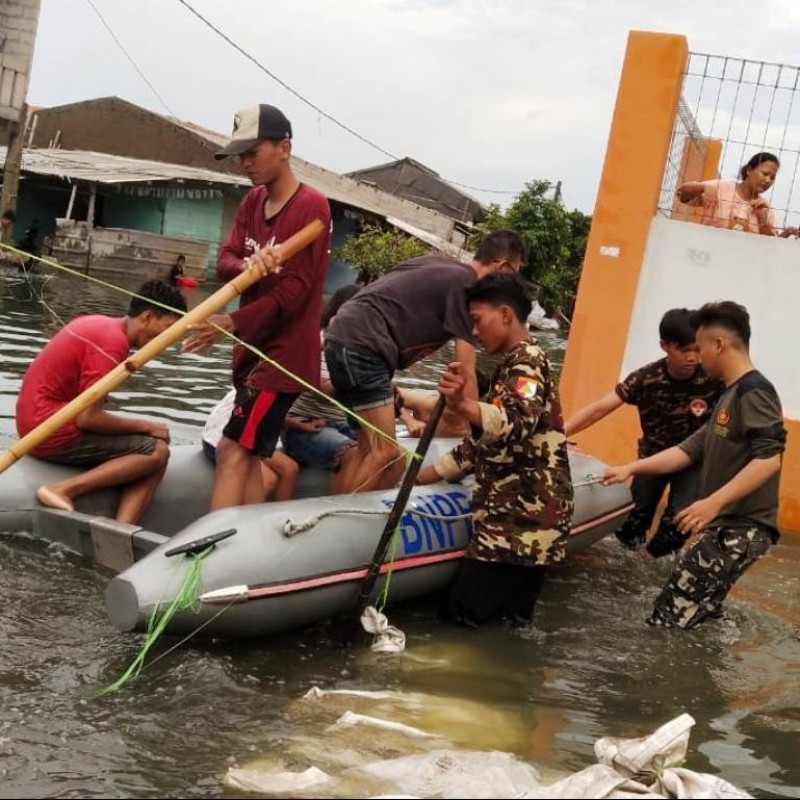 Banser di Bekasi Evakuasi Korban Banjir dan Kirim Bantuan