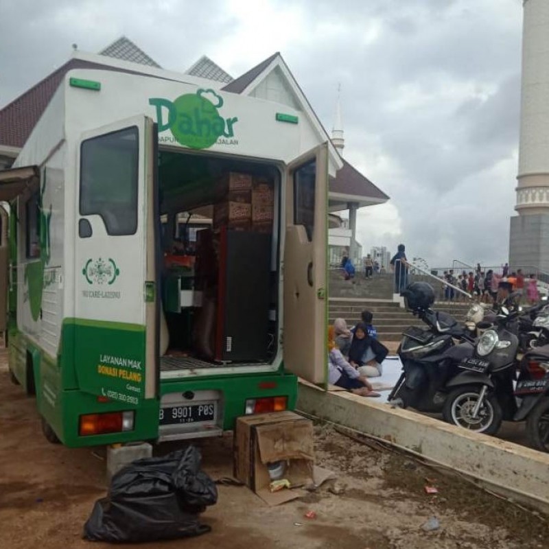 Tim NU Peduli Turunkan Bantuan Makanan di Masjid KH Hasyim Asyari