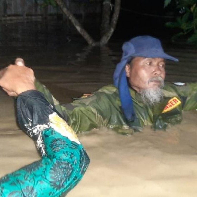 Mbah Sono, Bagana Grobogan Bantu Warga Terdampak Banjir