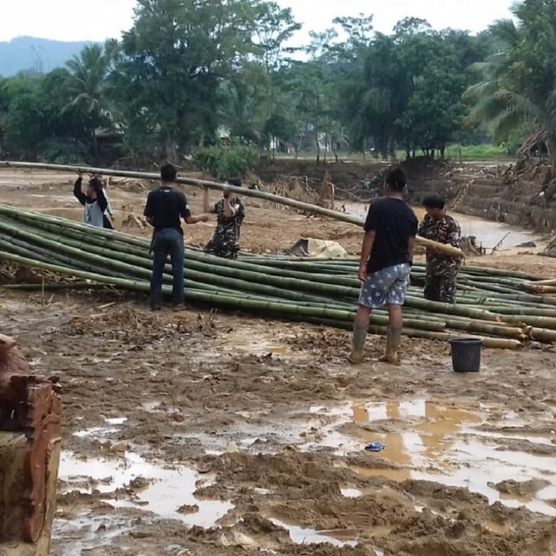Banser Lebak Bangun Jembatan Bambu untuk Akses Korban Banjir