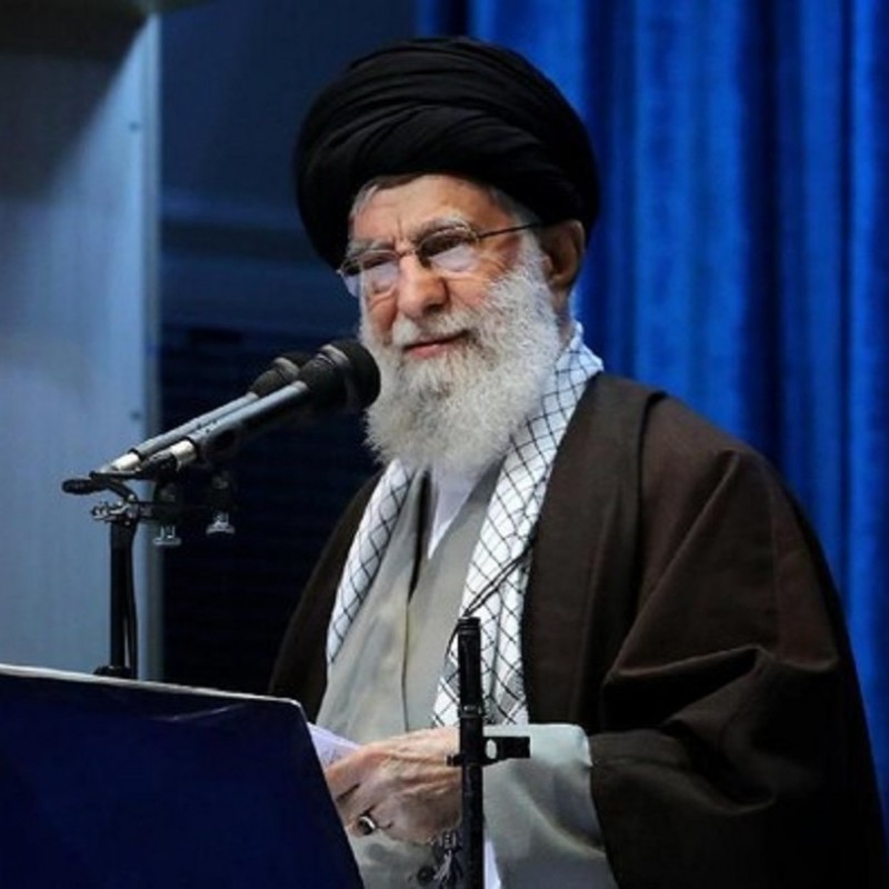 Ayatollah Ali Khamenei saat Khutbah Jumat, Sebut Trump ‘Badut’-Iran Siap Bernegosiasi