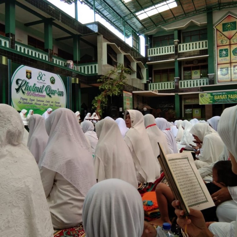 Peringati Harlah Dasa Windu, Madrasah Banat NU Kudus Gelar 80 Khataman Qur’an