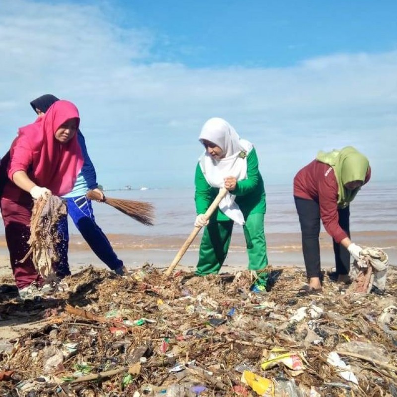 Peduli Lingkungan, Muslimat NU Jepara Bersih-bersih Pantai