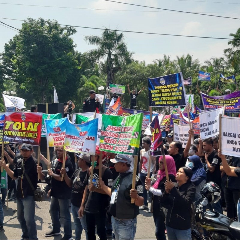 Nilai RUU Omnibus Law Rugikan Buruh, Sarbumusi Jember Gelar Unjuk Rasa
