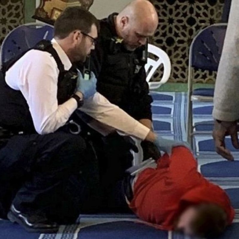 Muazin di London Luka Ditikam saat Kumandangkan Azan Shalat Ashar