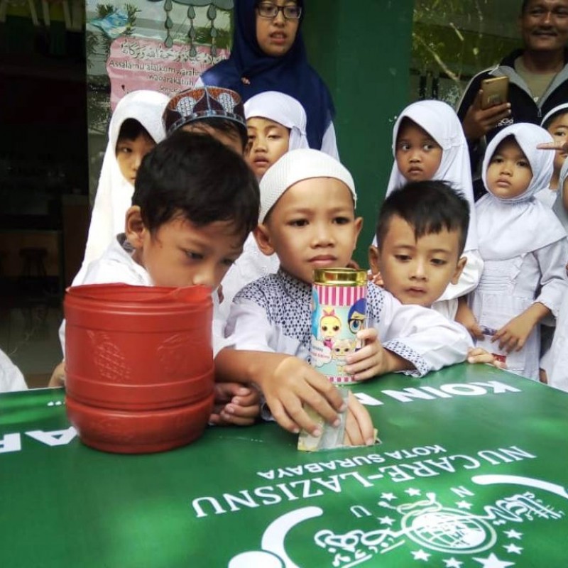 Sejumlah Anak di Surabaya Rela Pecahkan Celengan Demi Muktamar 