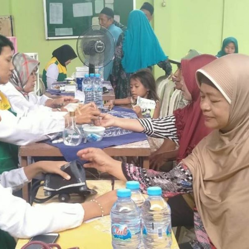 Warga Kenjeran, Surabaya Dapat Pengobatan Gratis dari Tim Baksos MWCNU