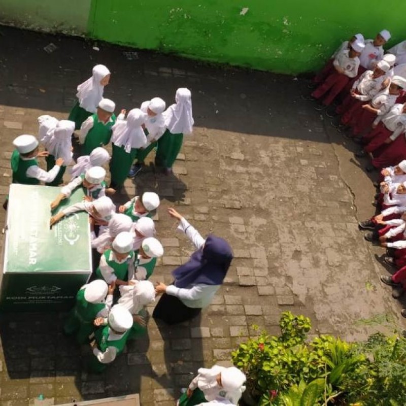 Siswa TK Hingga SMP Al-Hikmah Dewantara Surabaya Sukesakan Koin Muktamar