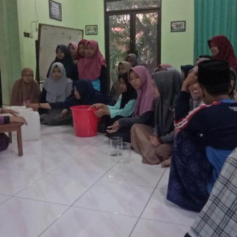 Santri Darul Falah Besongo Semarang Praktik Pembuatan Gel Pembersih Tangan