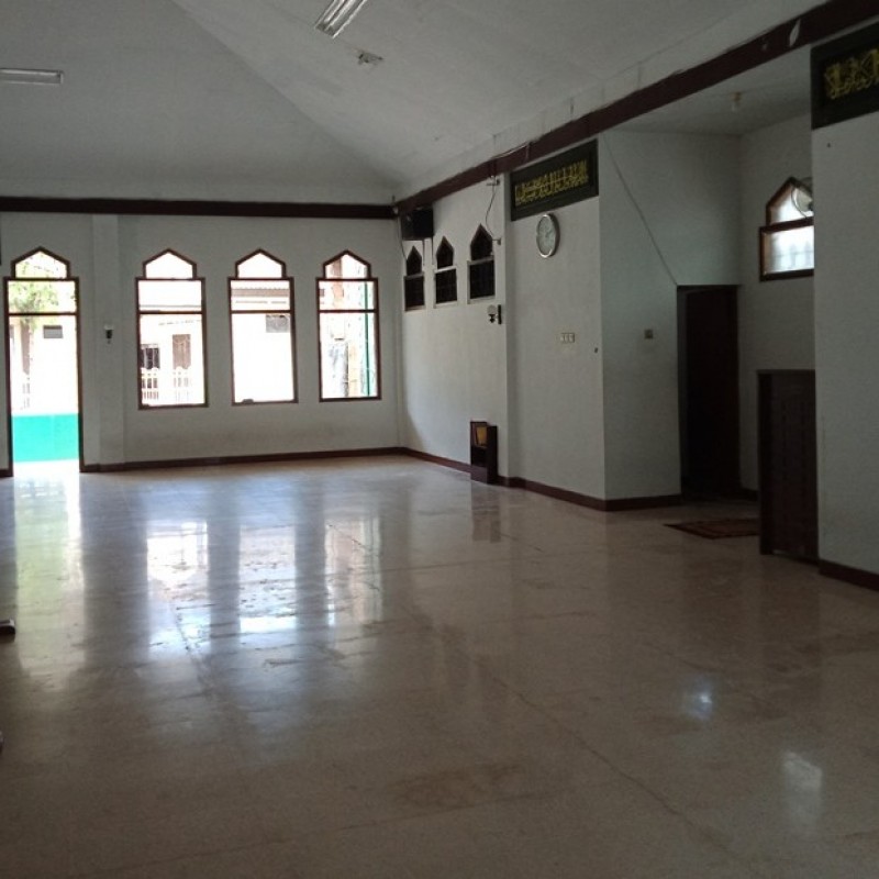 Masjid IAIN Jember Bersihkan Area dan Gulung Karpet untuk Cegah Corona