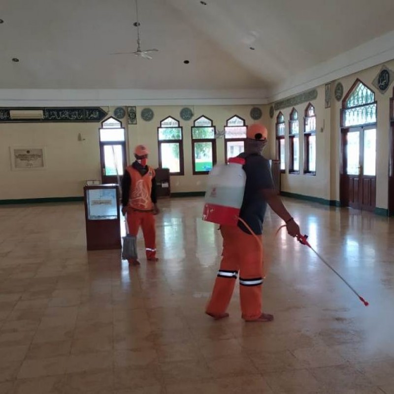 Tangkal Covid-19, Masjid Gus Dur Kembali Disemprot Disinfektan
