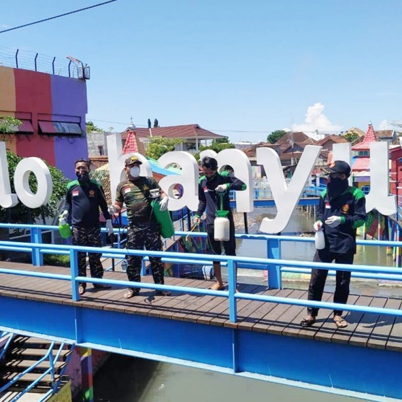 Redam Corona, Ansor Banyuwangi Semprotkan Disinfektan Ke Masjid dan Tempat Wisata