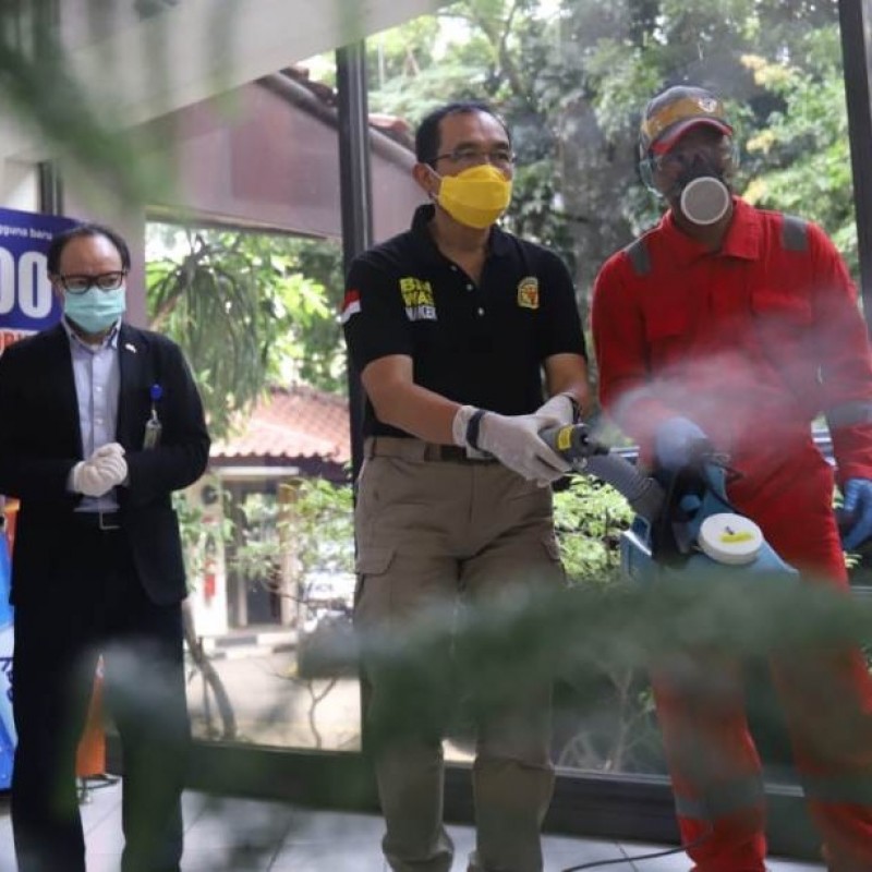Korban PHK Dilibatkan Penyemprotan Disinfektan di Pulogadung