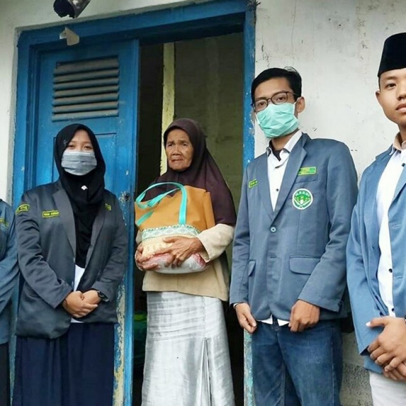 Pandemi Covid-19, Pelajar NU Kabupaten Tegal Bagikan Paket Sembako untuk Warga Terdampak