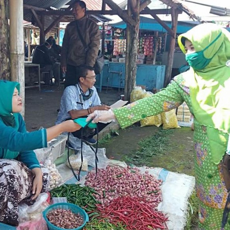 Muslimat NU Tegal Bagikan 10 Ribu Masker kepada Pedagang Pasar Tradisional