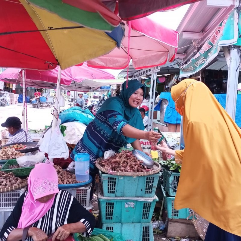 Cegah Penyebaran Covid-19 di Pasar, LAZISNU Lampung Bagikan Masker dan Hand Sanitizer