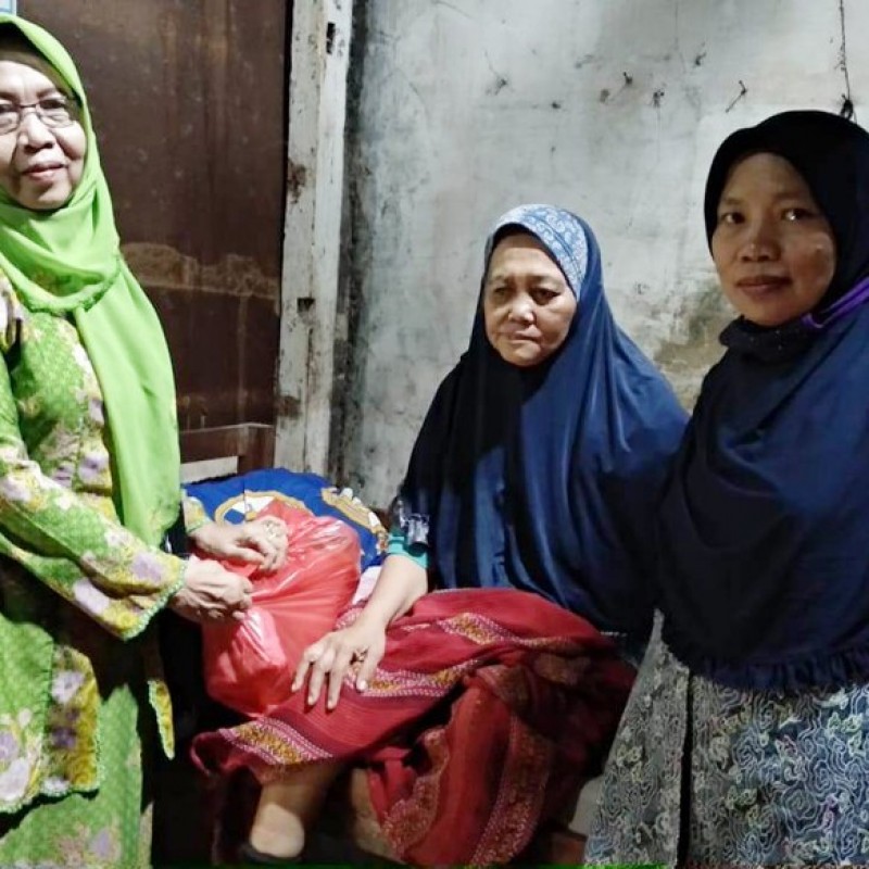 Senangnya Sri Umami Warga Tembalang, Semarang Dapat Bantuan dari Muslimat 
