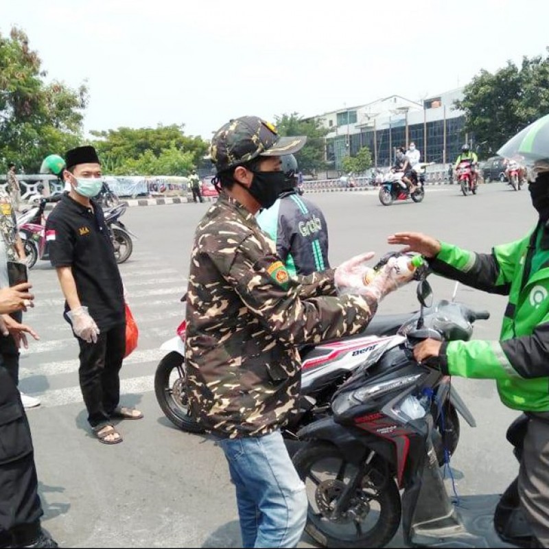 Bantu Terdampak Covid-19, Ansor Jakarta Utara Bagikan Makanan Gratis