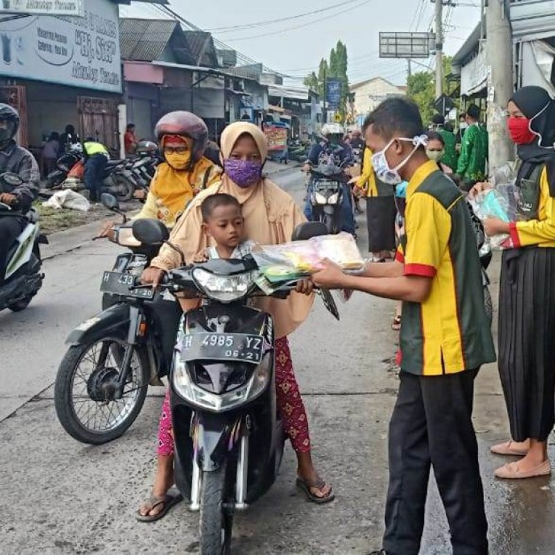 Warga Perbatasan Semarang Demak Apresiasi Pelajar NU Bagi-bagi Masker
