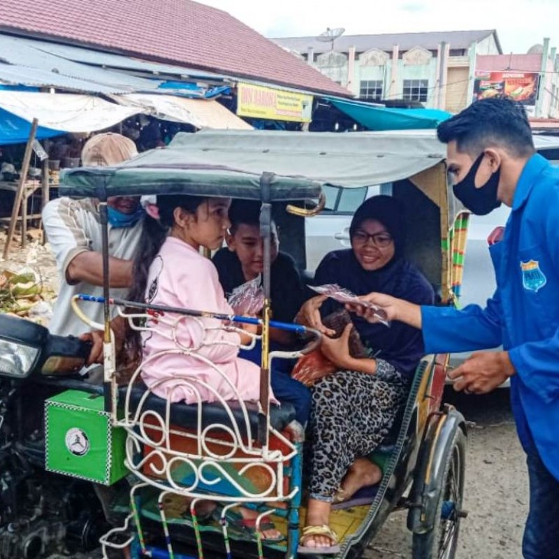 Jelang Tradisi Meugang, PMII Bagikan Masker di Pasar Lhokseumawe