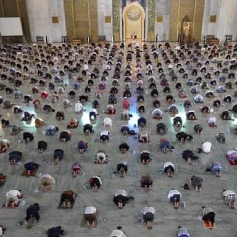 Terapkan 14 Protokol Kesehatan, Beginilah Penampakan Shalat Jumat di Masjid Al Akbar Surabaya