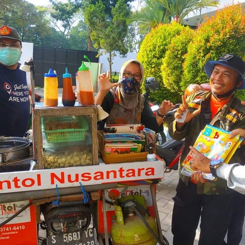 Banser Jombang Ini Jualan Pentol Nusantara sembari Kampanyekan Literasi