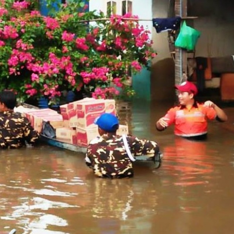 Berjibaku dengan Banjir, Banser Melawi Kalbar Kirim Bantuan untuk Warga